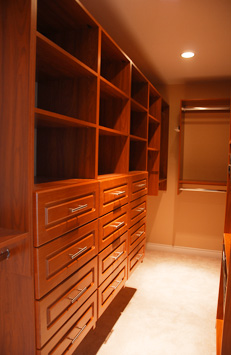 Deluxe Closet in Oiled Cherry